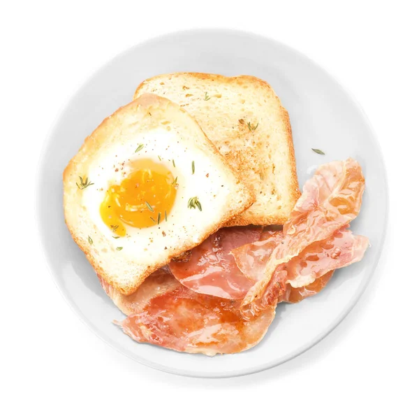 Plaat met gebakken ei, spek en toast op witte achtergrond — Stockfoto