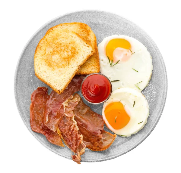 Tabak kızarmış yumurta, pastırma, tost ve beyaz zemin üzerine sos ile — Stok fotoğraf