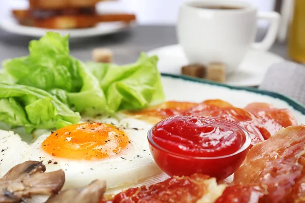 Teller mit Spiegelei, Speck und Soße, Nahaufnahme — Stockfoto