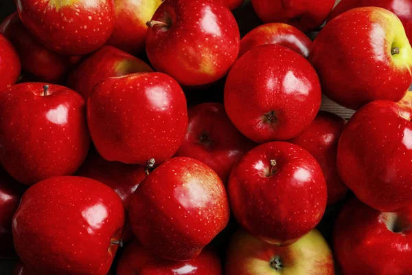 Färska mogna röda äpplen som bakgrund — Stockfoto