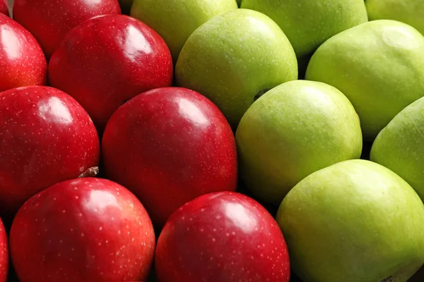 Свежие красные и зеленые яблоки, крупный план — стоковое фото