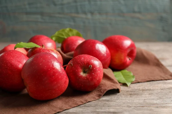 나무 식탁에 차려 놓은 싱싱 한 붉은 사과 — 스톡 사진