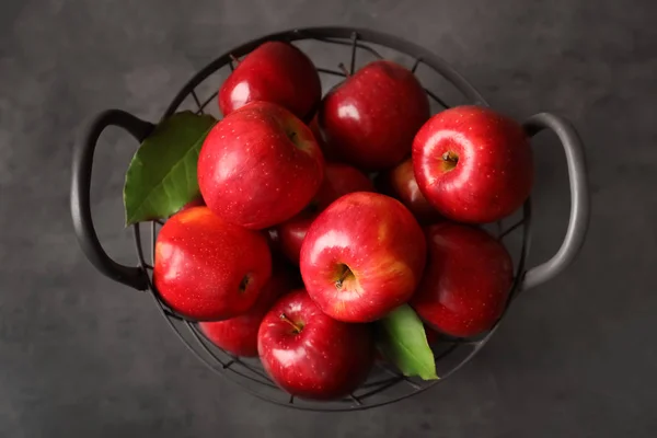 Panier avec pommes rouges fraîches mûres sur fond gris — Photo