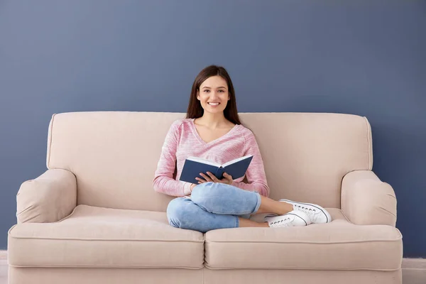 Güzel genç kadın kanepe kapalı kitap okuma — Stok fotoğraf