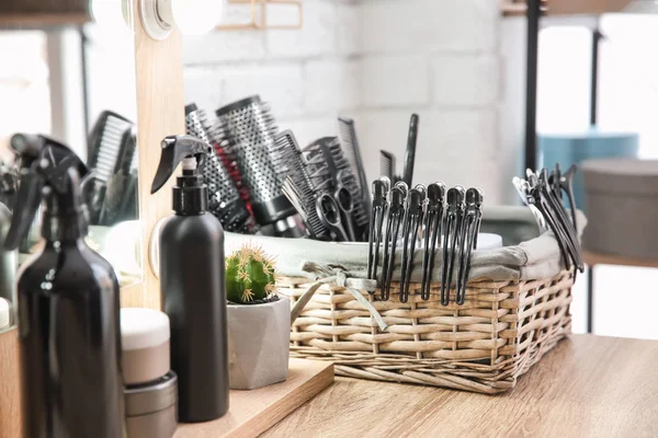 Herramientas de peluquería en la mesa en el salón — Foto de Stock