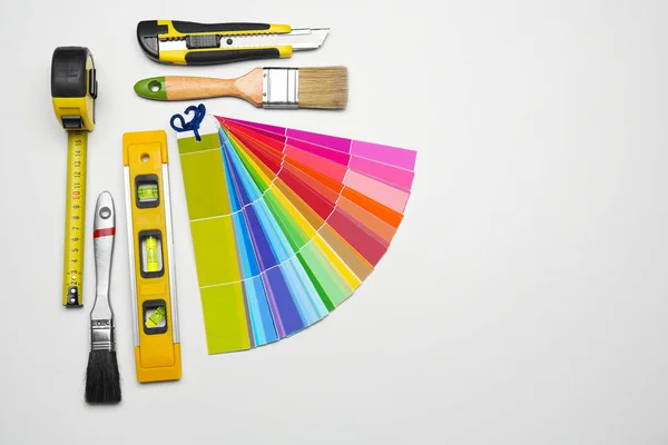 Set decorator van tools op lichte achtergrond — Stockfoto