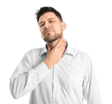 Genç adam beyaz arka plan üzerinde boğaz ağrısı muzdarip