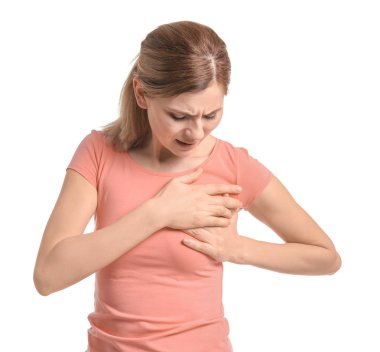 Genç kadın göğüs ağrısı beyaz arka plan üzerinde acı