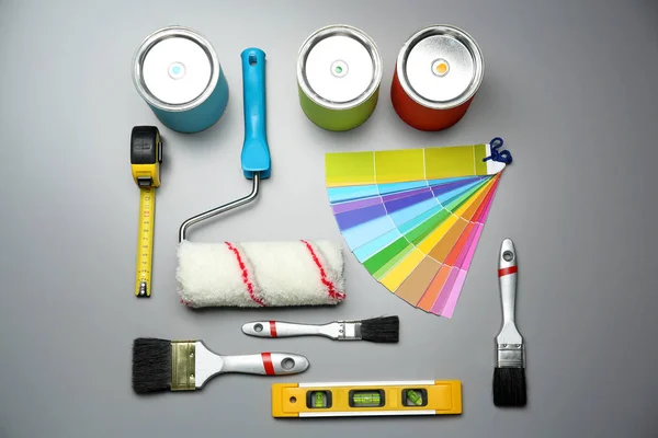 Werkzeuge des Dekorateurs auf grauem Hintergrund — Stockfoto