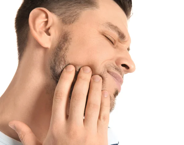 Giovane uomo che soffre di mal di denti su sfondo bianco — Foto Stock