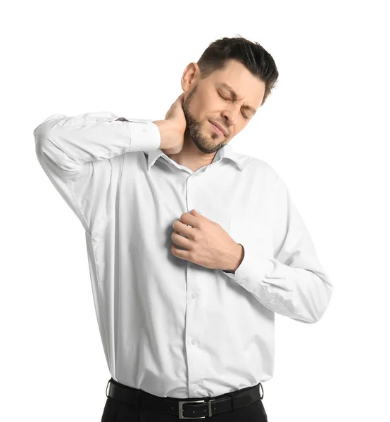 Νεαρός άνδρας που πάσχουν από τον πόνο στο λαιμό σε λευκό φόντο — Φωτογραφία Αρχείου