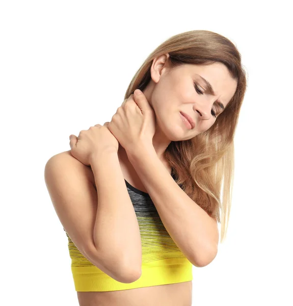 Mujer joven que sufre de dolor de cuello sobre fondo blanco — Foto de Stock