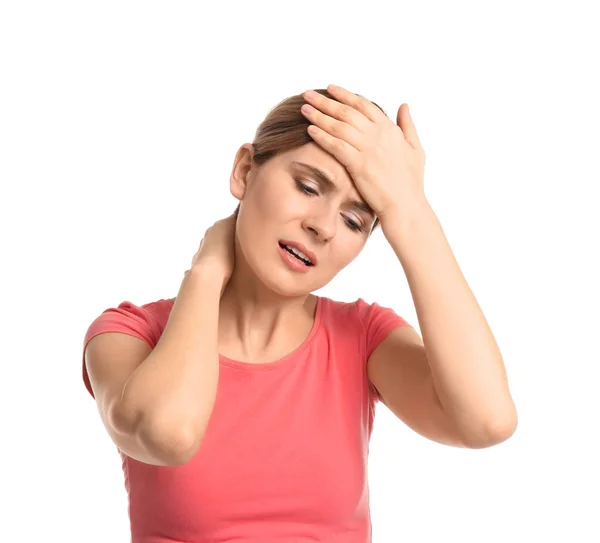 Młoda kobieta cierpiąca na ból głowy na białym tle — Zdjęcie stockowe