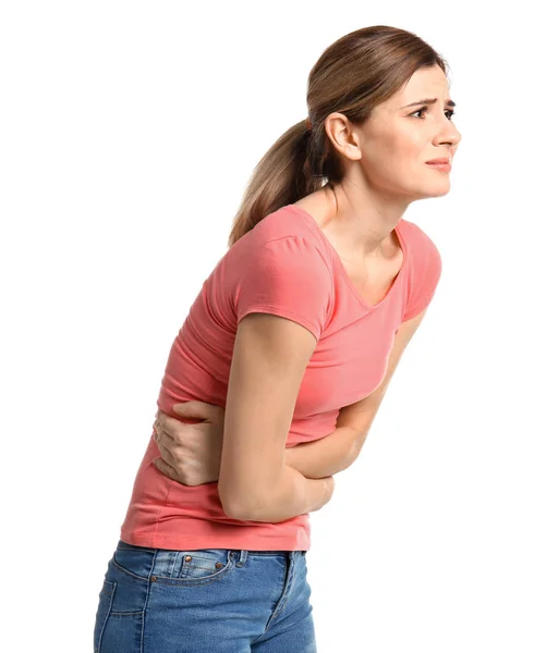 Mujer joven que sufre de dolor abdominal sobre fondo blanco —  Fotos de Stock
