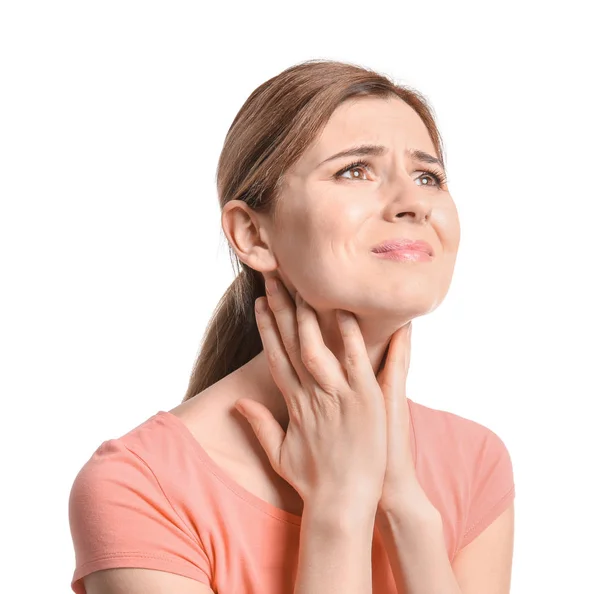 Mujer joven que sufre de dolor de garganta sobre fondo blanco —  Fotos de Stock