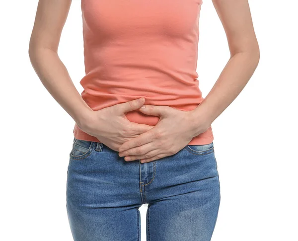 Junge Frau leidet unter Bauchschmerzen auf weißem Hintergrund — Stockfoto