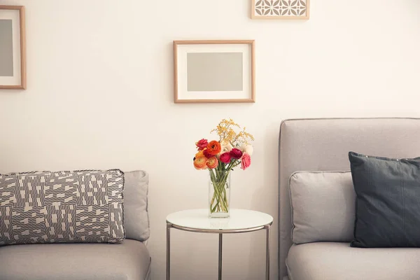 Elegante habitación interior con hermosas flores ranúnculo y mimosa —  Fotos de Stock