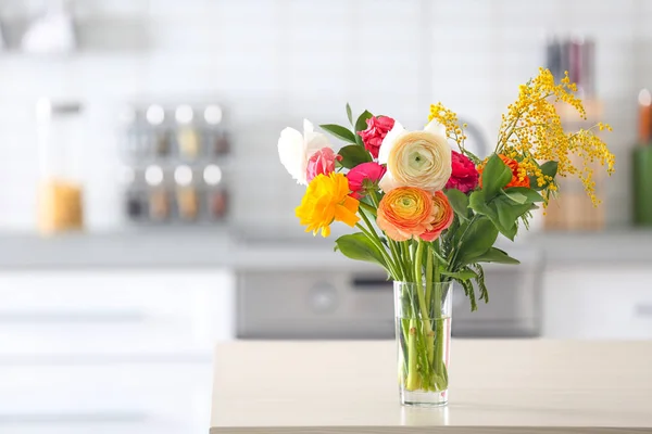 Ваза с красивыми цветами в помещении — стоковое фото