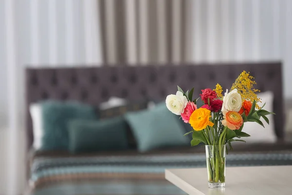 Vase avec de belles fleurs de ranunculus sur la table à l'intérieur — Photo