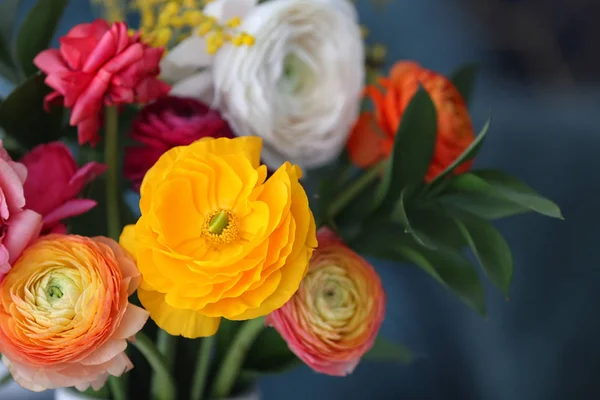 Красиві квіти рунункули на розмитому фоні — стокове фото