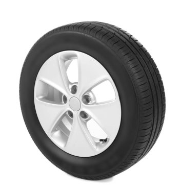 Otomobil lastiği ağızlı beyaz arka plan üzerinde