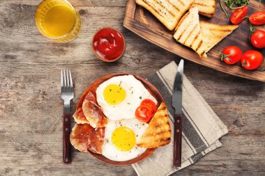Tabak kızarmış yumurta, pastırma ve ahşap masa tost ile