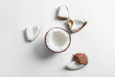 Beyaz arka planda, üstten görünüm olgun hindistan cevizi