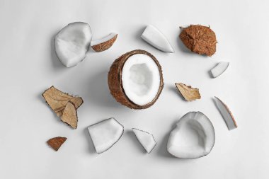 Beyaz arkaplanda olgun hindistan cevizi