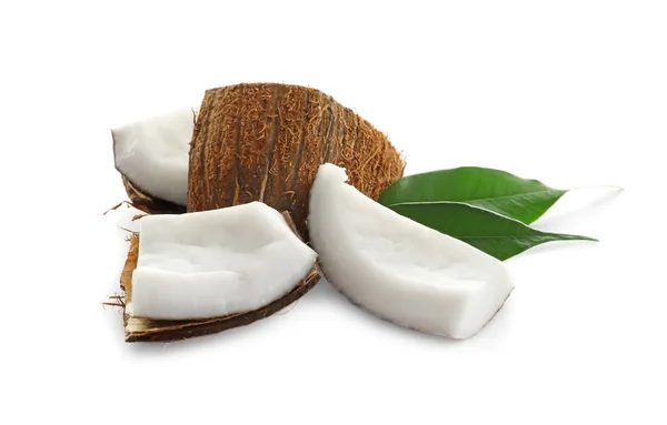 Кусочки кокоса с листьями на белом фоне — стоковое фото
