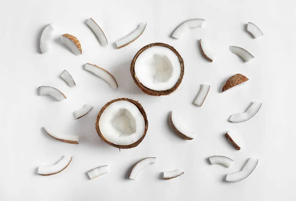 Cocos maduros sobre fundo branco, vista superior — Fotografia de Stock