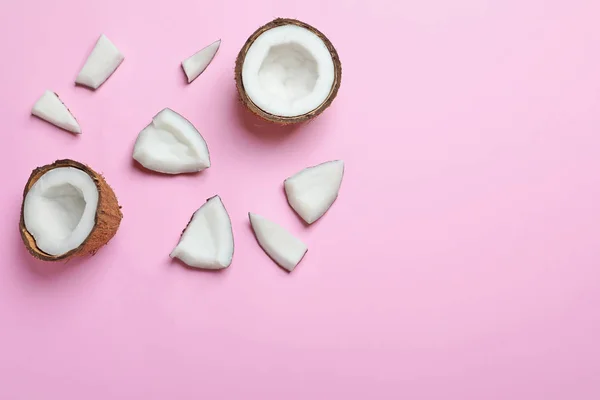 Reife Kokosnüsse auf farbigem Hintergrund, Draufsicht — Stockfoto
