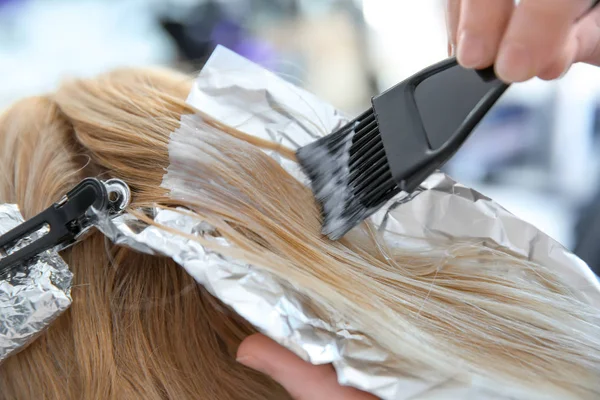 Peluquería profesional trabajando con el cliente en el salón —  Fotos de Stock