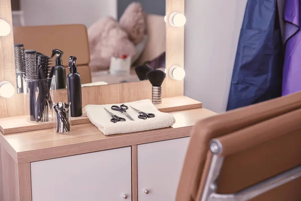 El puesto de trabajo de peluquero en el salón — Foto de Stock