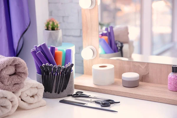 Conjunto de herramientas de peluquería en la mesa del salón — Foto de Stock