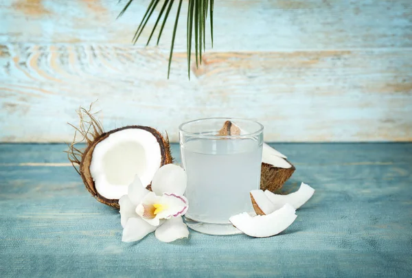 Vaso de agua de coco sobre mesa de madera — Foto de Stock