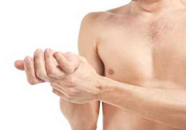 Genç adam beyaz arka plan, closeup bileğinde acı acı