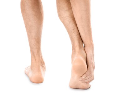 Genç adam ayak beyaz arka plan üzerinde acı acı