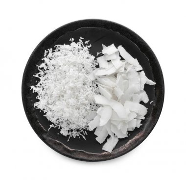 Plaka ile Hindistan cevizi gevreği beyaz arka planda, üstten görünüm