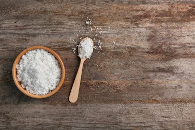 Ahşap arka plan, üstten görünüm kase taze hindistan cevizi flakes