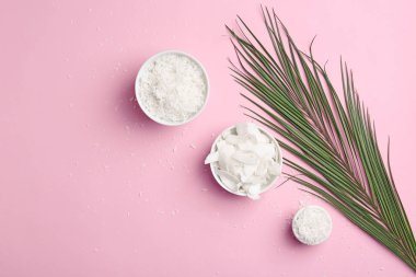 Kase ile Hindistan cevizi pul renk arka plan, üstten görünüm