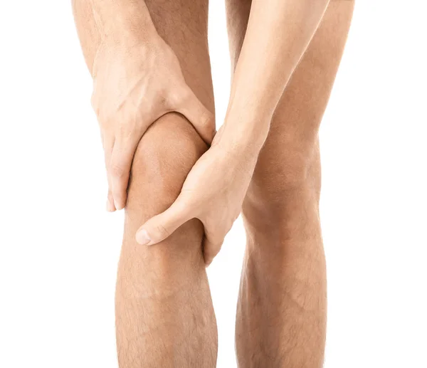 Homem que sofre de dor no joelho no fundo branco — Fotografia de Stock