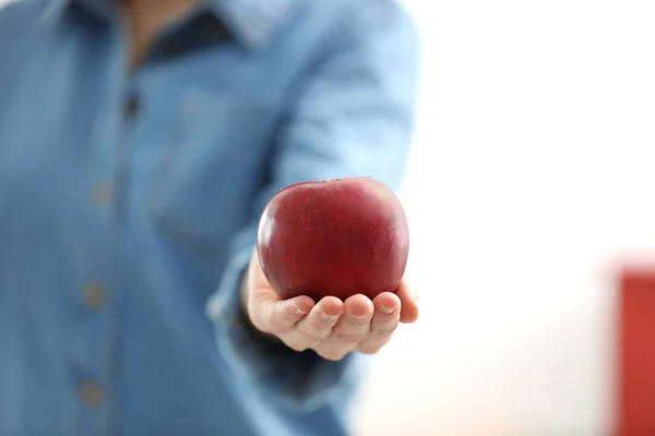 배경을 흐리게, 근접 촬영에 잘 익은 빨간 사과 들고 여자 — 스톡 사진