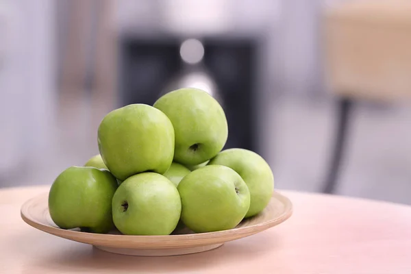 Prato com maçãs verdes maduras na mesa — Fotografia de Stock