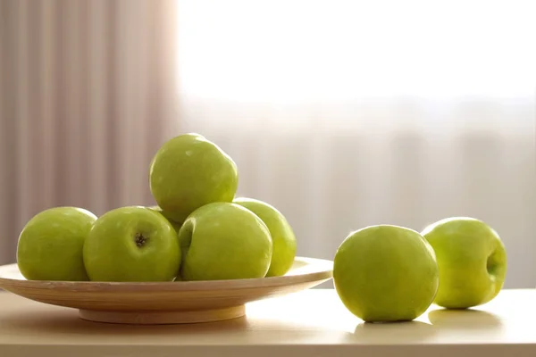 식탁 위에서 푸른 사과를익 힙 니다 — 스톡 사진