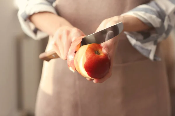 Femme pelant pomme mûre, gros plan — Photo