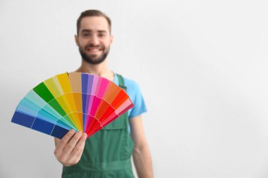 Renk paleti örnekleri beyaz arka plan üzerinde tutan erkek dekoratör