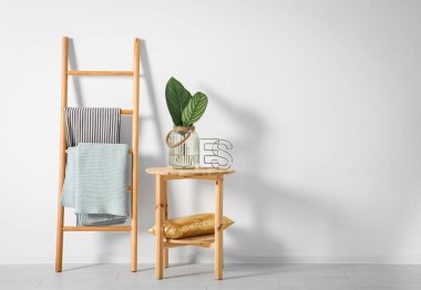 Modern şık odası iç cam vazoda tropikal yaprak ile