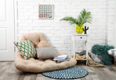 Modern şık odası iç cam vazoda tropikal yaprak ile