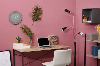 Modern şık odası iç tropikal yaprak ile