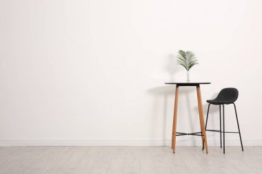 Tropikal yaprak masada kapalı cam vazoda. Modern şık iç için fikir